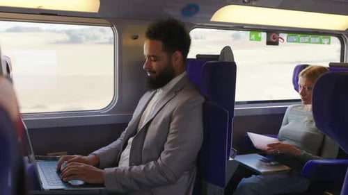 Die professionellen Pendler in einem Zug während ihrer geschäftigen und produktiven Tagesreise