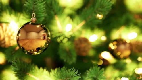 Nahaufnahme von schönen Weihnachtsdekorationen auf einem festlichen Baum