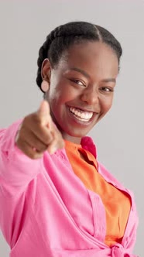 Achtung, Gesicht und Zeigen mit schwarzer Frau im Studio auf weißem Hintergrund zur Entscheidung