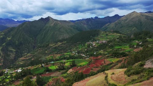 Cordillera de los Andes peruanos, Limatambo, valle de Heertahuayco, tierras altas, aguacates, cultivos agrícolas, monte Huma