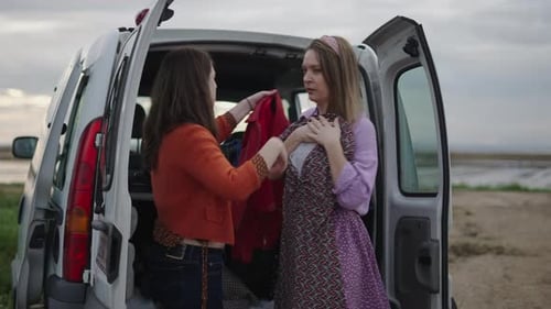 Experimentando as roupas da modelo para a sessão de fotos