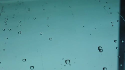 Die Regentropfen fallen sehr langsam auf die Fenster, erfrischen und beleben die Aussicht. Langsame Bewegung o