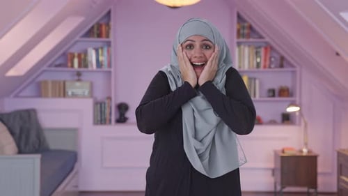 Une femme musulmane heureuse reçoit une grosse surprise