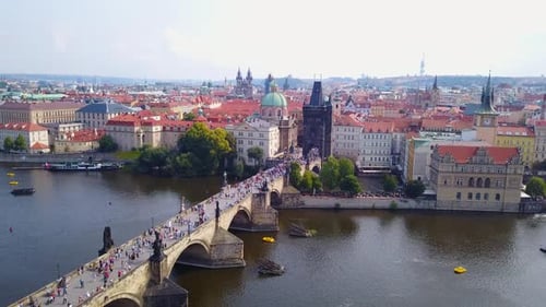Luftaufnahmen von Prag, Tschechische Republik, an einem schönen Sommertag