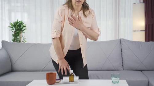 Frau verliert das Gleichgewicht, Gehirnerkrankung.
