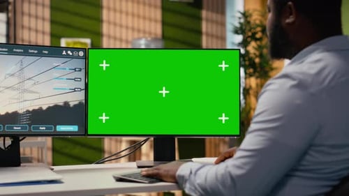 Ingenieur verwendet Computer mit isoliertem Bildschirm, um ein intelligentes Stromnetz zu entwickeln