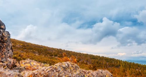 Bergsee im Zeitraffer im Sommer oder Herbst Wilde Natur und ländliches Feld, Wolken, Bewegung