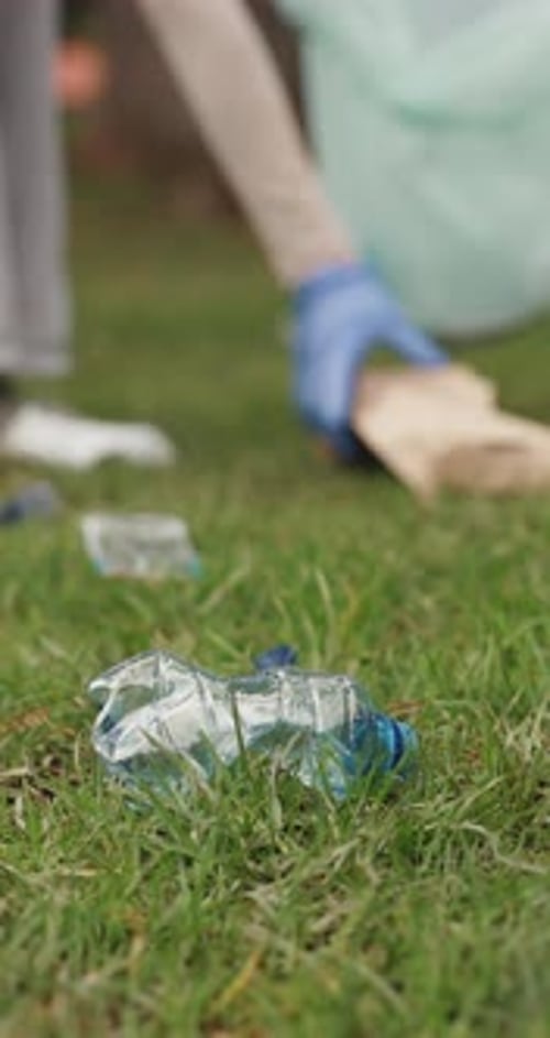 Al aire libre, con botellas o manos con residuos para el reciclaje, la contaminación del suelo o la campaña de limpieza de las ONG por el clima