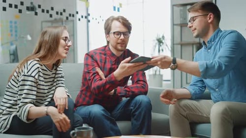 Une jeune femme et deux collègues masculins ont une réunion amicale et discutent de nouvelles idées commerciales. Ea