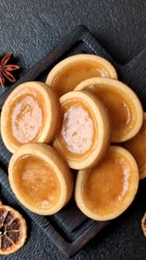 Mini-tartelettes rondes avec confiture d'agrumes ou de pêches et pâte friable. Mini-tartes aux agrumes