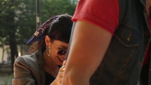 Jovem casal andando de bicicleta juntos no parque Namorado romântico andando de bicicleta com namorada feliz