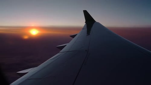 Luftaufnahme des Airliner-Flügels bei Sonnenuntergang in der Nähe von Funchal, Madeira