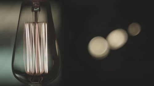 Vintage-Lampenlicht. Klassische Edison-Glühbirne im Zimmer. Nahaufnahme von