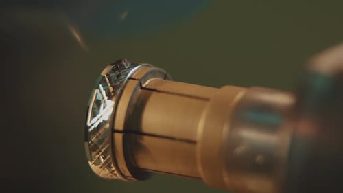 El proceso de corte de maquinaria de precisión implica técnicas y equipos especializados