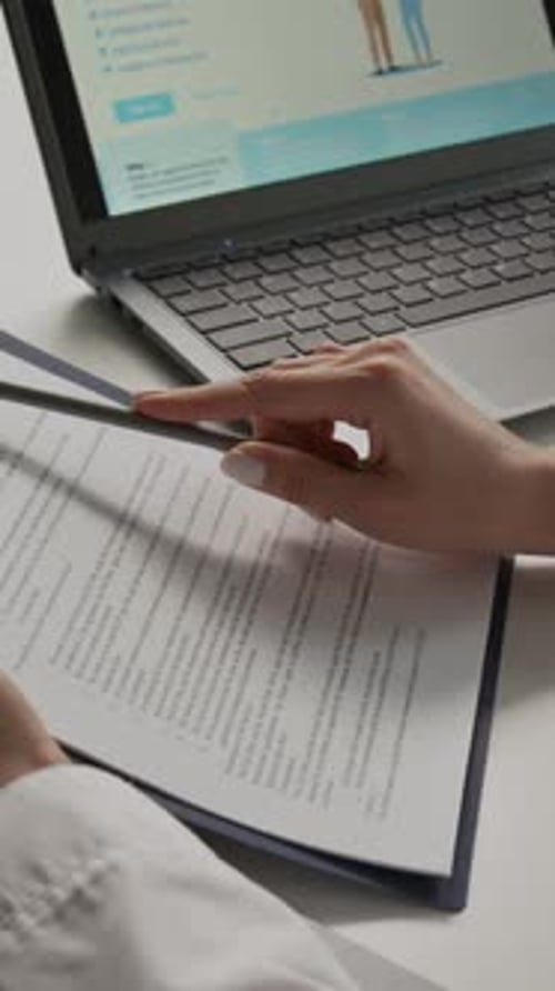 Vertical des mains d'un médecin anonyme étudiant un contrat de service médical