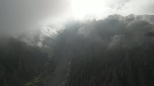 Vue aérienne de Valle de las Animas avec brouillard, Bolivie.