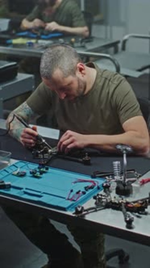 Techniker, der komplizierte Reparatur und Wartung der FPV-Drohnenelektronik durchführt