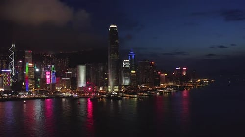 4K-Aufnahmen einer Drohne aus der Luft von modernen Wolkenkratzern in Hongkong. Gebäude in der Stadt Hongkong