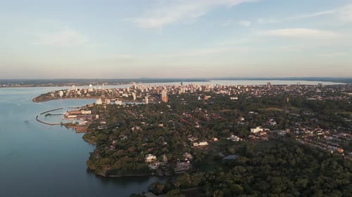 Le fleuve Paraná à Misiones, Posadas, Argentine.