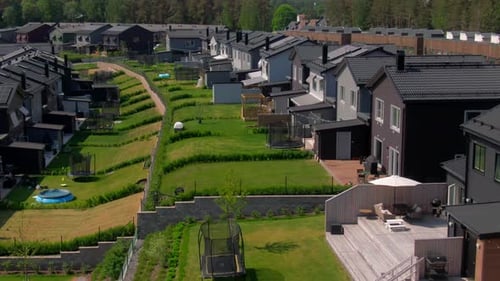 Private Hinterhöfe moderner Reihenhäuser mit grünen Hängen