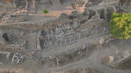 Luftaufnahme ausgegrabene Ruinen einer antiken Stadt nach archäologischen Ausgrabungen