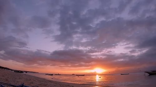 Farbenfroher Sonnenuntergang an einem Strand in Nusa Penida