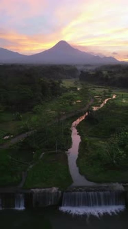 Hermoso amanecer sobre el monte Merapi con cascadas en terrazas en Indonesia