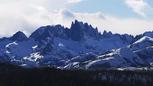 Station de ski et de snowboard de Hemlocks, Mammoth Mountain, hiver, ciel bleu ensoleillé, après-midi, Drone aérien, Cali