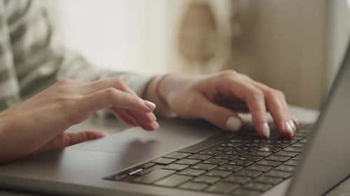 Laptop-Benutzer in Aktion in Innenräumen