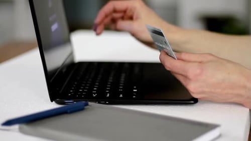 comprando e comprando com cartão de crédito online na internet com pessoas stock video stock fooa