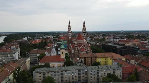 Votivkirche in der Stadt Szeged, Ungarn. Szene aus der Luft, Parallaxe
.