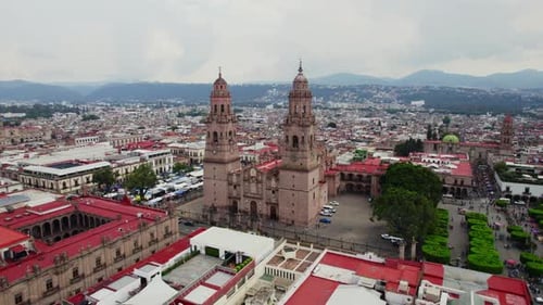 Vista aérea de la catedral de Morelia y edificios históricos, México.