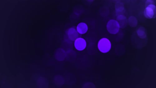 Les lumières bokeh violettes brillent de mille feux