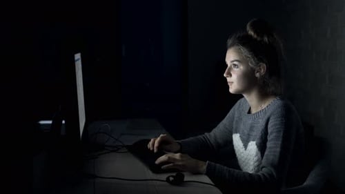 Junges Mädchen surft nachts auf dem Computer im Internet, Jugendlicher
