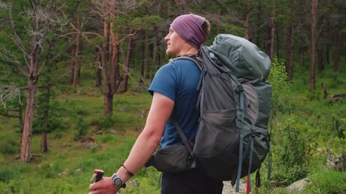 Wandertourismus Abenteuer Backpacker Wanderer Mann blickt auf schöne Aussicht Wanderer Tourist mit Rucksack