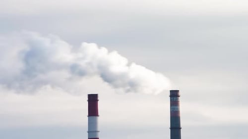 Weißer Rauch, der aus Industriekaminen aufsteigt