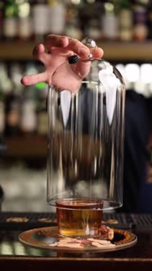 Un
barman prépare un cocktail artisanal dans un restaurant de luxe haut de gamme. Plans rapprochés du mixage, du pouri