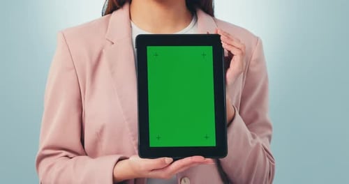 Écran vert, tablette et mains de femme en studio avec vente, offre ou actualités sur fond bleu