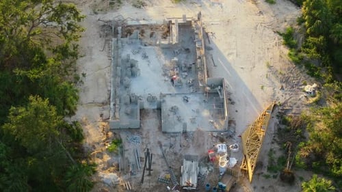 Sitio de construcción con nueva casa en construcción Marco inacabado de casa privada con ladrillo y hormigón