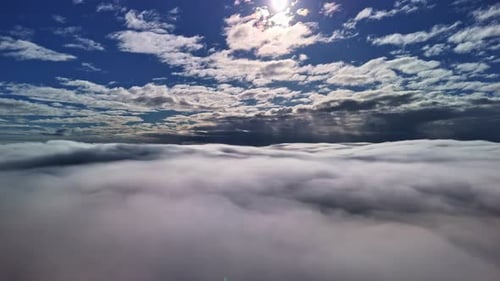 Vista aérea sobre las nubes.