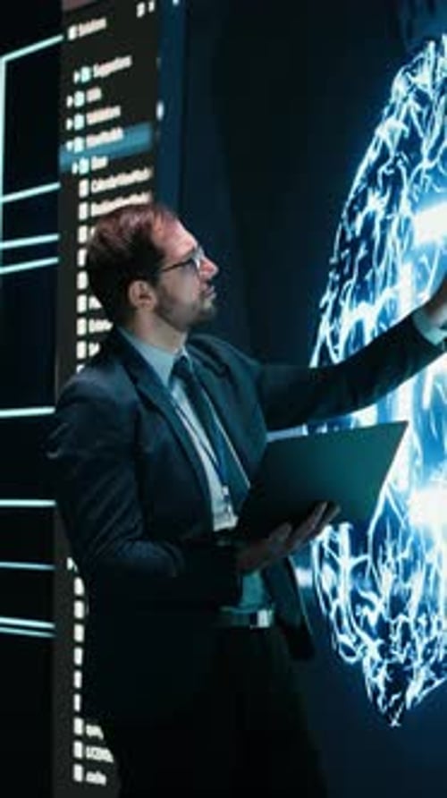 Vertikaler Videotechniker betrachtet KI-Code, der sich selbst schreibt, auf einer großen Displayoberfläche