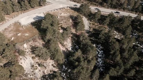 Estrada junto às montanhas