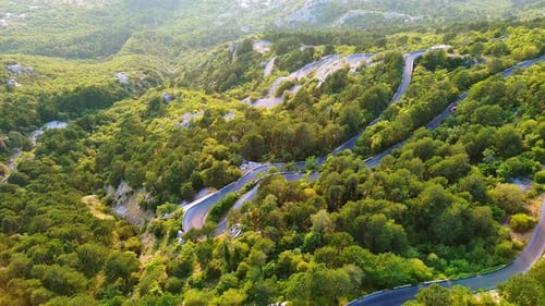 Estrada sinuosa: serpentina de Lovcensky com curvas perigosas que levam ao topo do Montenegrino