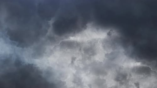 trovoadas e nuvens cinzentas se movendo sobre o céu escuro