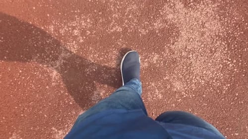 POV-Aufnahme eines Mannes im Schuh, der auf der Straße läuft