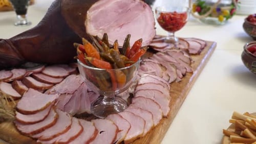 1. Getrocknetes Schweinefleisch. Schwarze Schweinekeule auf dem Buffettisch. Zeitlupe.