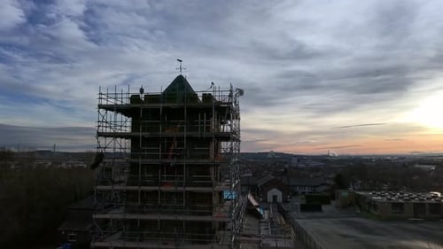 Restauración exterior de la iglesia de Sunset Town, andamios, vista aérea que rodea la reconstrucción del complejo