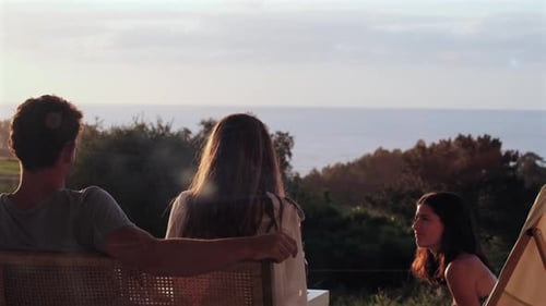 Jovens se unindo na natureza 4K