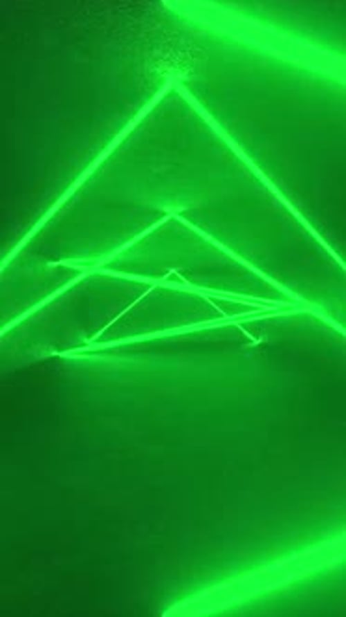 Ein grünes Dreieck strahlt ein Neonlicht aus