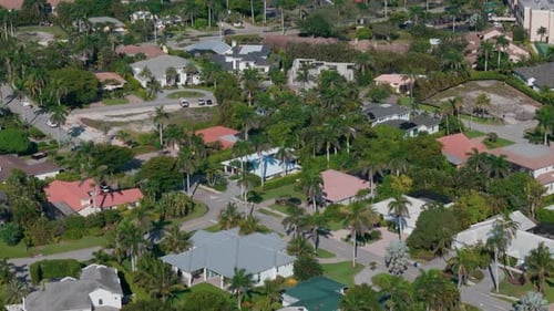 Foto con un dron de la bahía y los edificios de la ciudad de Naples, Florida, en una fotografía inmobiliaria diurna